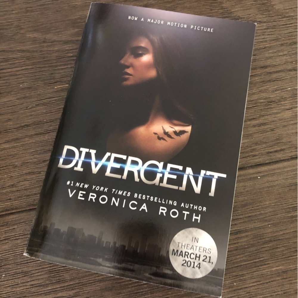 Divergent by: Veronica Roth paperback book